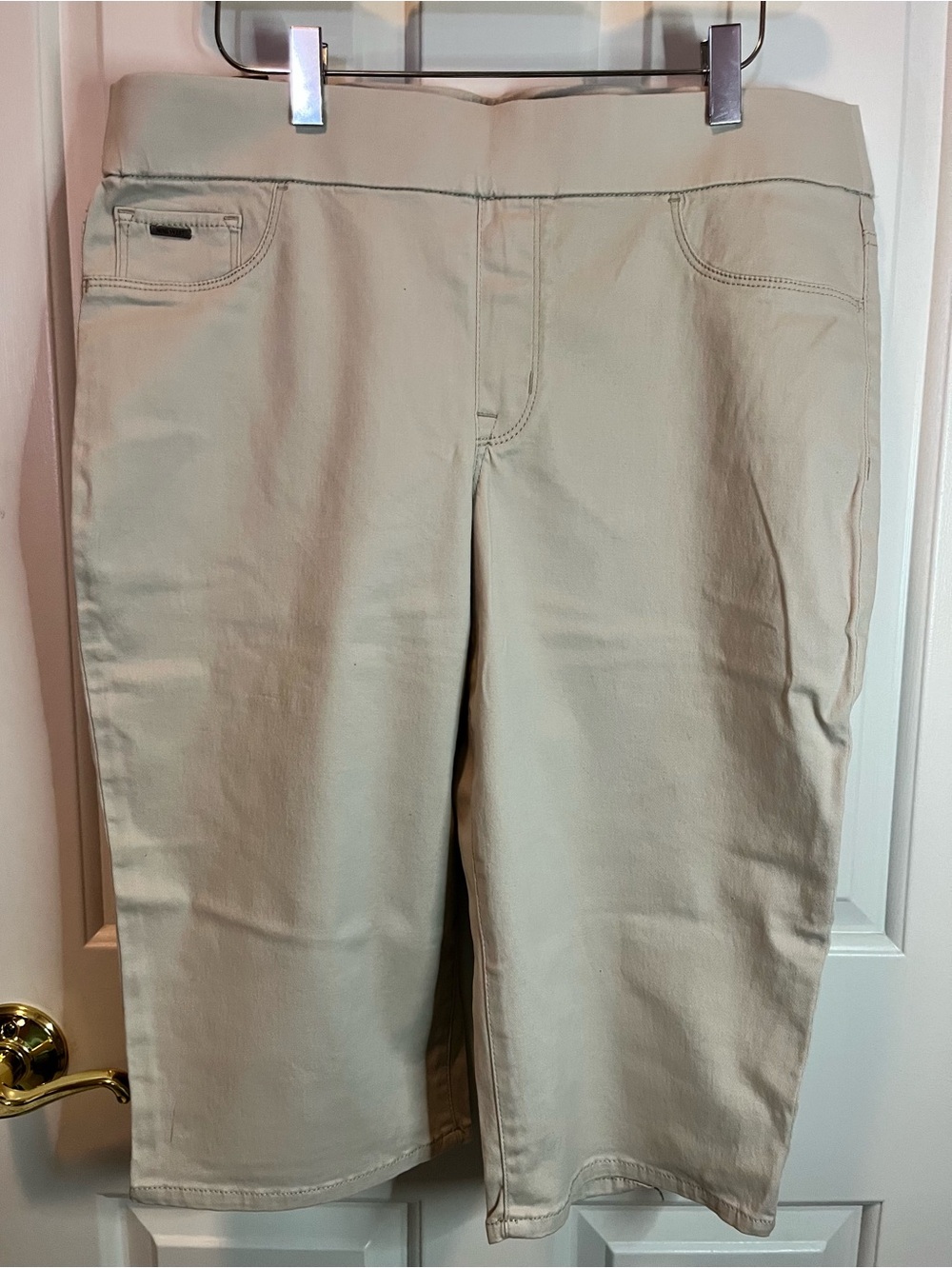 NWT Women’s Nine West Tan/Khaki Heidi Pull On Stretch Bermuda Skimmer Shorts